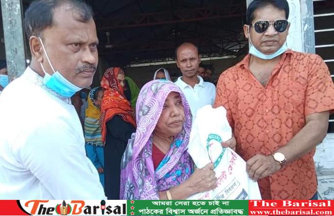 বানারীপাড়ায় এমপি শাহে আলমের পক্ষ থেকে রেড ক্রিসেন্টের ত্রাণ বিতরণ