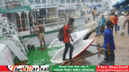 বরিশাল শুর হয়ছ পণ্যবাহি নযান শ্রমিকদর কর্মবিরতি॥ যাত্রীবাহি লঞ্চ চলাচল অব্যাহত।