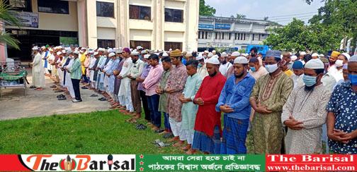 পটুয়াখালীতে ব্যবসায়ী নাসরুল্লাহ’র  মাতার জানাজায় মানুষের ঢল