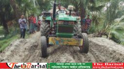 কলাপাড়ায় বাধেঁর কার্পেটিং সড়ক কেটে বসানো হয়েছে পাইপ