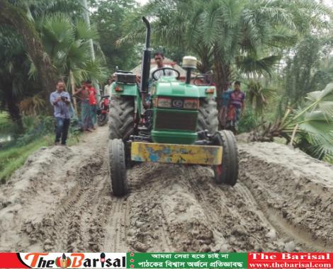 কলাপাড়ায় বাধেঁর কার্পেটিং সড়ক কেটে বসানো হয়েছে পাইপ