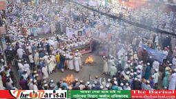 বরিশালে ওলামায়ে মাশায়েকদের বিক্ষোভ ॥  ফ্রান্সের প্রেসিডেন্টের কুশপুত্তলিকা দাহ