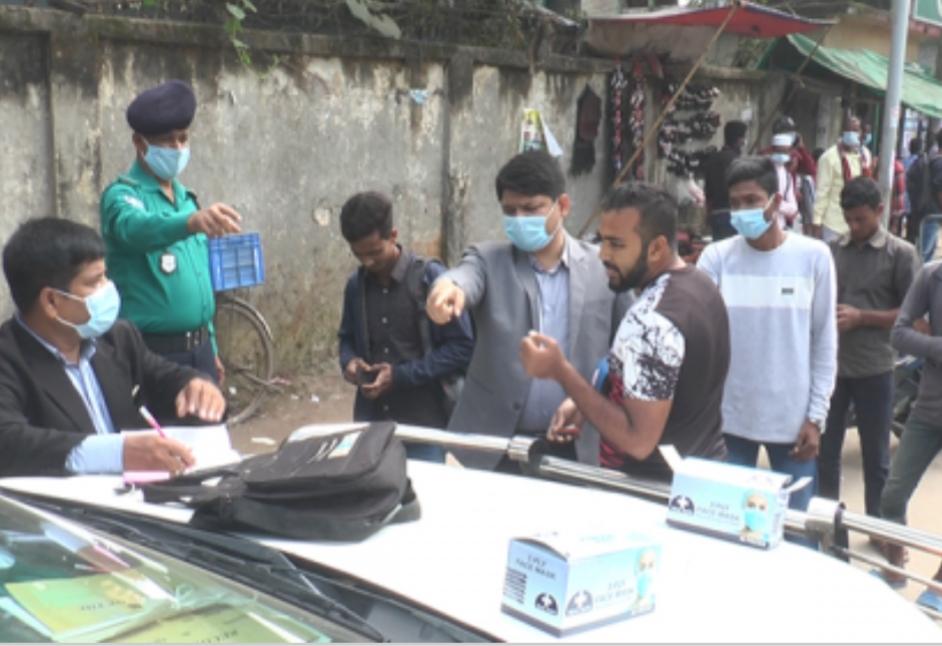 বরিশালে মাস্ক ব্যবহার না করায় ৫৩ জন‌কে জ‌রিমানা