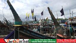 অবরোধ শেষে সমুদ্রে যাবার অপেক্ষায় কুয়াকাটার জেলেরা