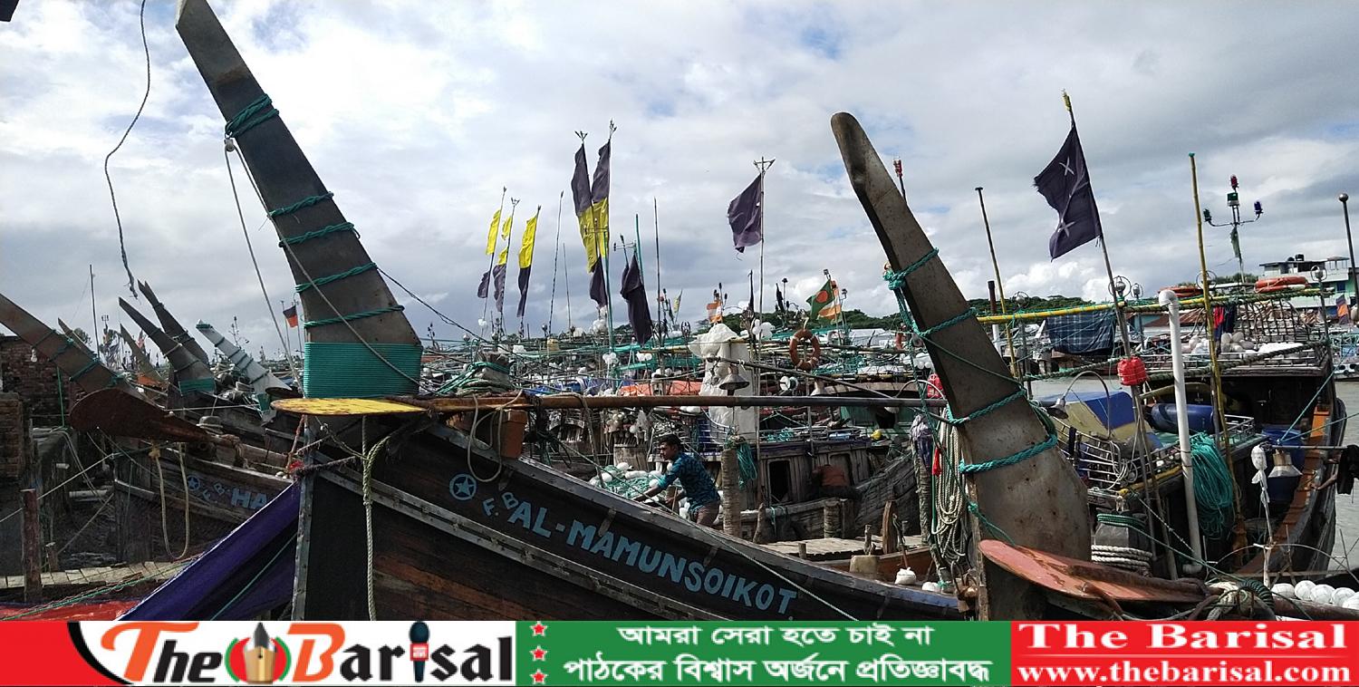 অবরোধ শেষে সমুদ্রে যাবার অপেক্ষায় কুয়াকাটার জেলেরা