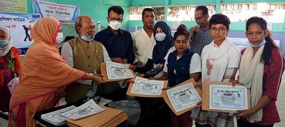 পটুয়াখালীতে কারাতে প্রশিক্ষণপ্রাপ্ত ৫০ কিশোরী নারীকে সনদ বিতরন