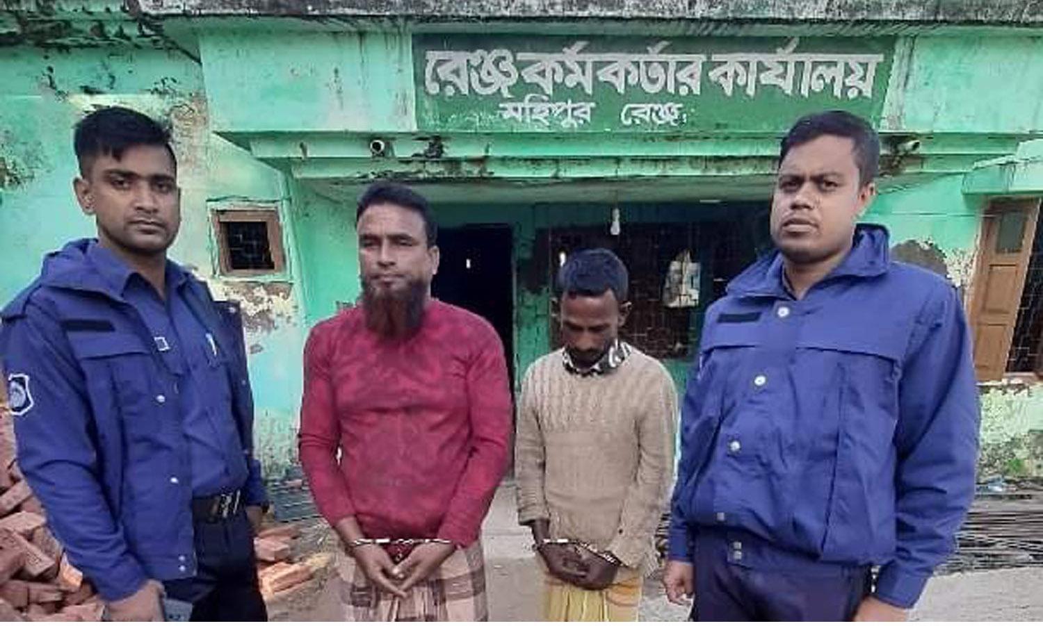 কলাপাড়ায় দুই বনদস্যু আটক