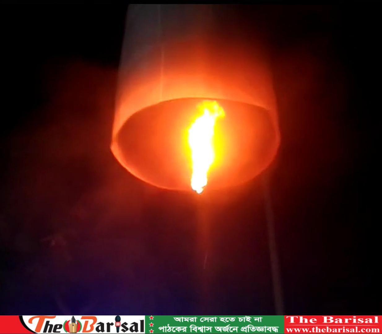 কলাপাড়ায় রাতের আকাশে রং-বেরংয়ের ফানুস