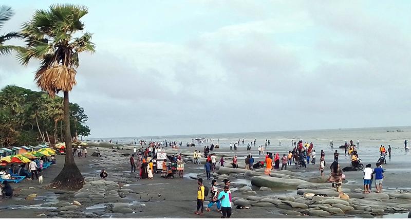 সূর্যোদয়ের সাথে সাথে আজ কুয়াকাটার নীল জলে পূন্যস্নান
