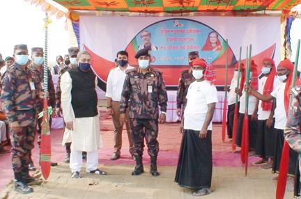 দৌলতখানে জেলেদের মাঝে বিজিবি’র নৌকা বিতরণ