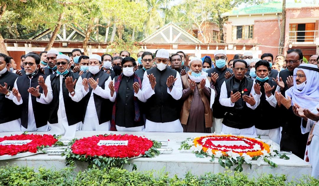 বঙ্গবন্ধুর সমাধিতে বরিশাল  মহানগর আওয়ামী লীগের শ্রদ্ধা