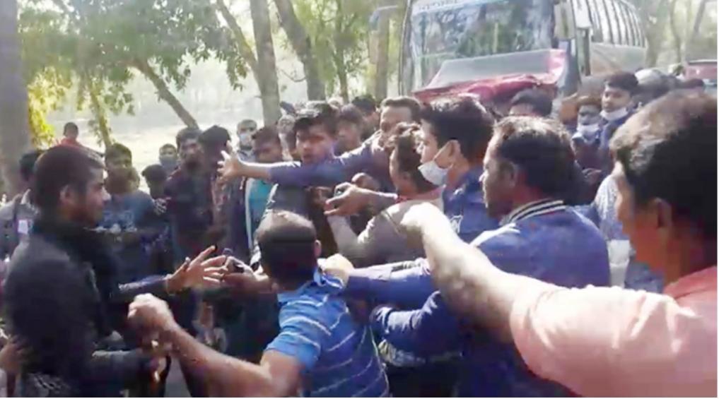 ভোলায় অটোরিকশা যাত্রী নিহত/ বাস শ্রমিক-জনতা সংঘর্ষ: আহত ১০