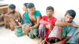 বঙ্গোপসাগরে আগ্নেয়াস্ত্রসহ ১০ জলদস্যু আটক