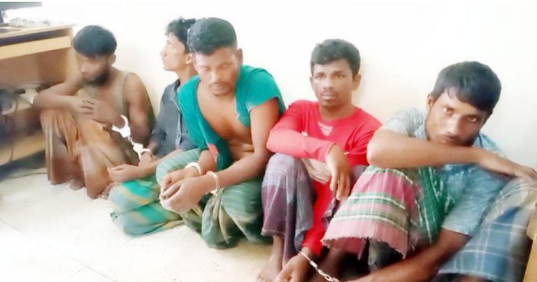 বঙ্গোপসাগরে আগ্নেয়াস্ত্রসহ ১০ জলদস্যু আটক