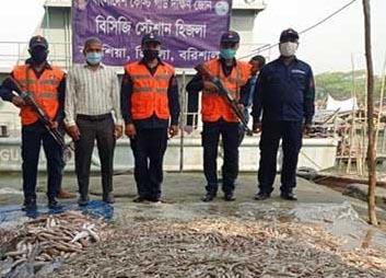 হিজলায় যাত্রীবাহী লঞ্চ থেকে ১৮ মণ বিভিন্ন প্রজাতির মাছ জব্দ
