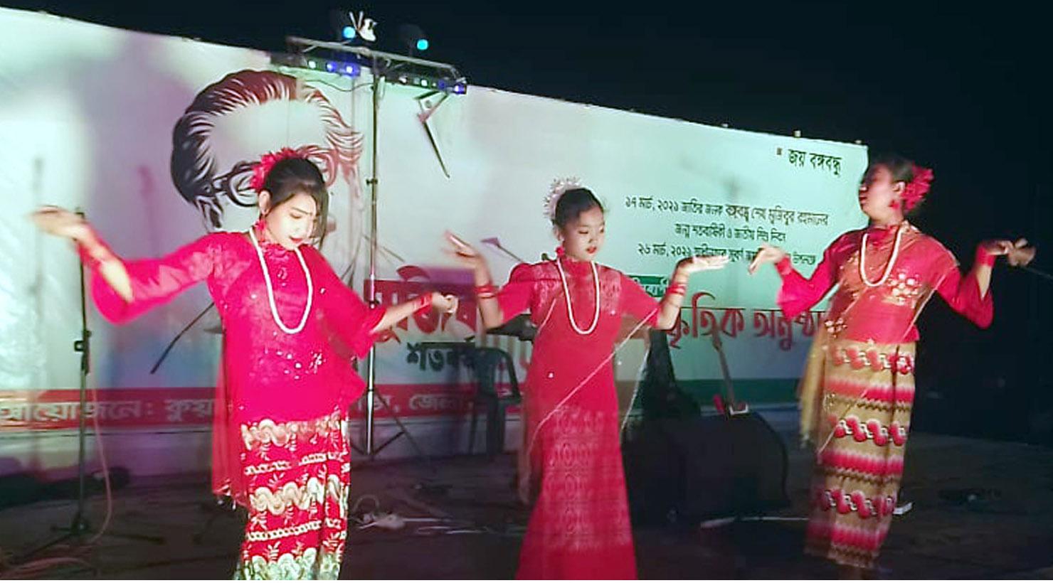 কুয়াকাটা সৈকতের বালিয়াড়িতে সাংস্কৃতিক অনুষ্ঠানে মেতে উঠছে পর্যটকরা