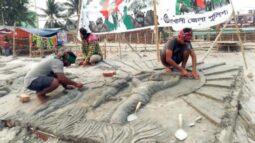 কুয়াকাটার সৈকতে নির্মাণ হচ্ছে বালু ভাস্কর্য