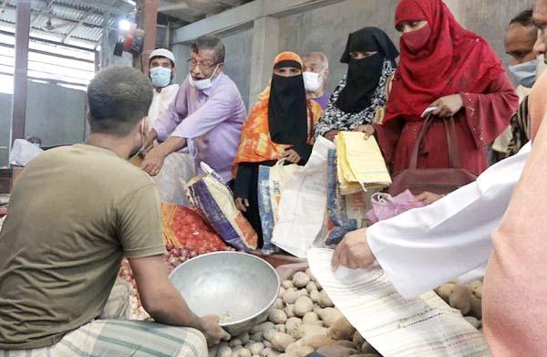 বরিশালের বাজারে ক্রেতাদের ভিড়