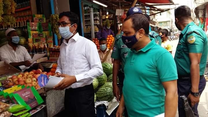 বরিশালে মোবাইল কোর্ট অভিযানে ৩ ব্যক্তিকে জরিমানা / লিফলেট ও মাস্ক বিতরণ