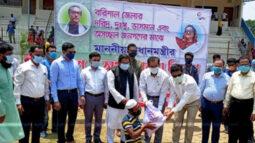 বরিশালে ১ হাজার দুস্থ্য মানুষ  পেলেন প্রধানমন্ত্রীর উপহার