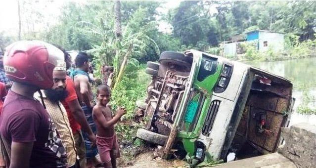 বরিশালে নিয়ন্ত্রণ হারিয়ে উল্টে গেল যাত্রীবাহী বাস, আহত ৩০