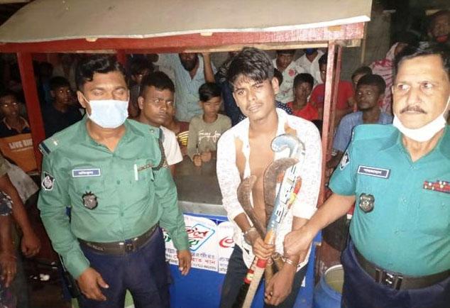 বরিশাল নগরীতে অস্ত্রসহ কিশোর সন্ত্রাসী আটক