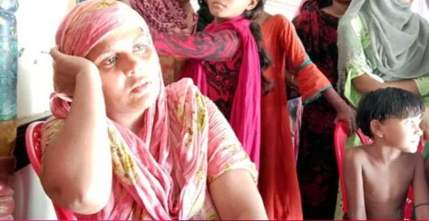 পটুয়াখালীতে বিয়ের দাবিতে পাঁচ সন্তানের মায়ের অনশন