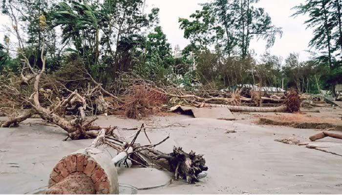 প্রাকৃতিক বিপর্যয়ের মুখে কুয়াকাটা সমুদ্র সৈকত