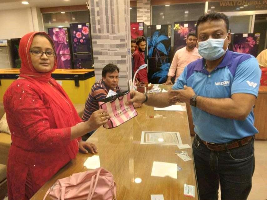 ওয়ালটন ফ্রিজ কি‌নে ডায়মন্ড উপহার পে‌লেন মু‌নিয়া রহমান