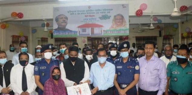 বরিশালে ভূমি ও গৃহহীন ৫৪৯টি পরিবারের মাঝে ঘর বিতরণ