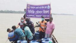 হিজলায় ১৩ লাখ চিংড়ি রেণুসহ ট্রলার আটক