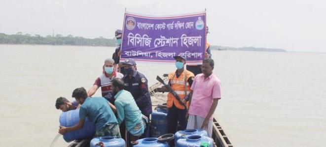 হিজলায় ১৩ লাখ চিংড়ি রেণুসহ ট্রলার আটক