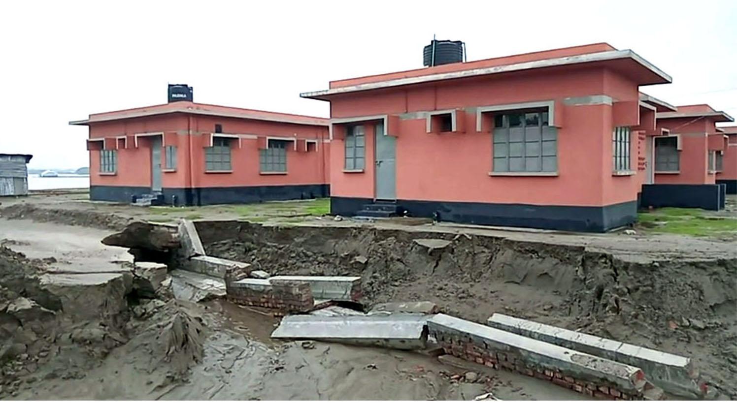 অতিবৃষ্টিতে পায়রা সমুদ্র বন্দরের নির্মিত পুনর্বাসন কেন্দ্রে ধ্বস