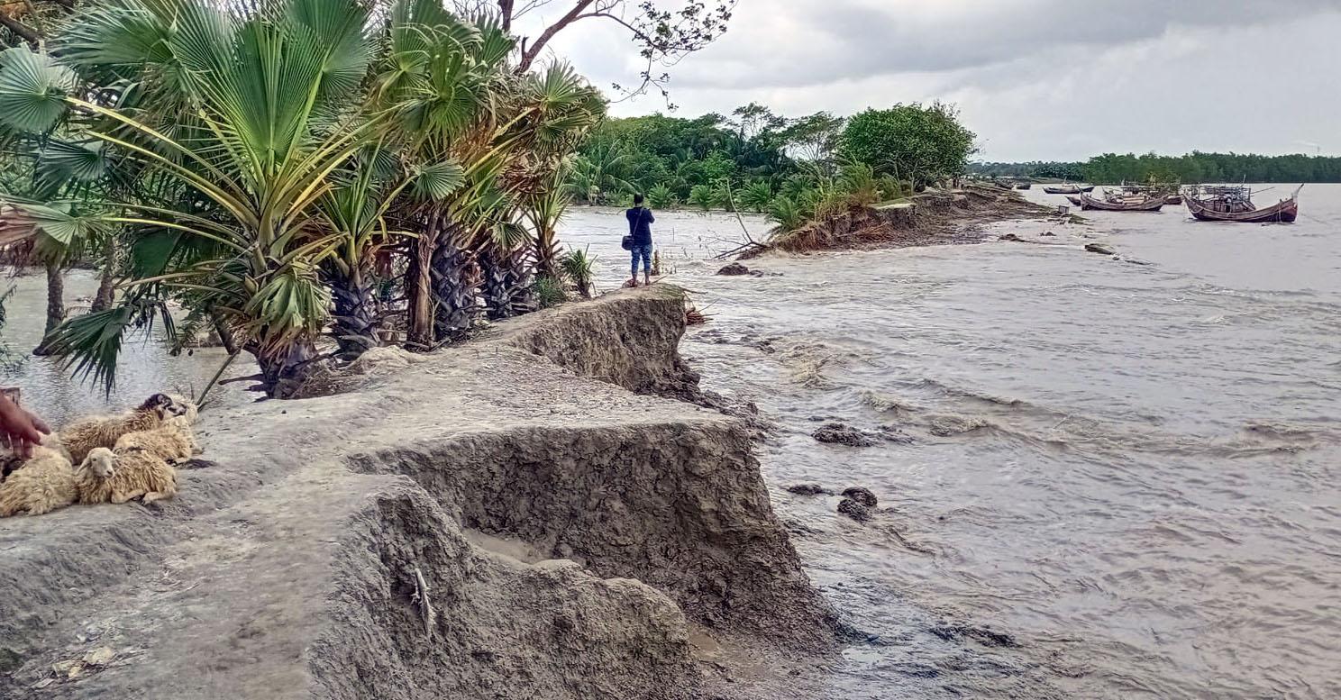 আকাশে মেঘ দেখলেই নদী পাড়ের মানুষ আতঙ্কে