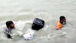 ভোলায় ফেরিতে উঠতে গিয়ে নদীতে ৩ যাত্রী