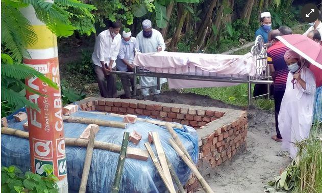 ৩ যুগের দাম্পত্য জীবন ৩৩ ঘণ্টায় অবসান, পাশাপাশি দাফন