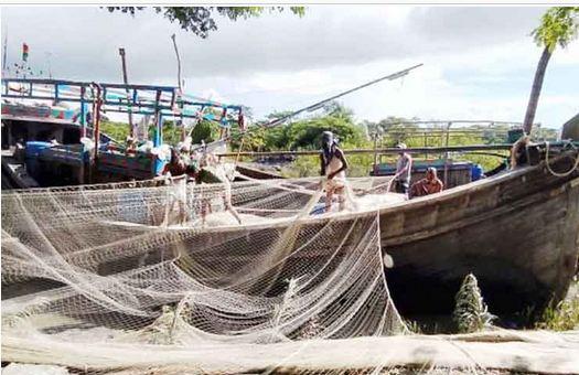 শেষ হচ্ছে ইলিশ ধরায় নিষেধাজ্ঞা, মধ্যরাতে সাগরে যাত্রার প্রস্তুতি