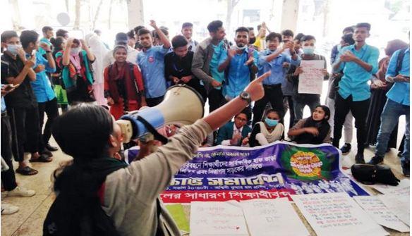 হাফ ভাড়ার দাবিতে ব‌রিশাল জেলা প্রশাসকের কার্যালয় ঘেরাও