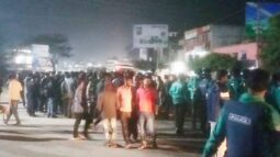 স্বামীসহ ছাত্রীকে মারধর ॥ প্রতিবাদে ববি শিক্ষার্থীদের পাল্টা হামলা ॥ মহাসড়ক অবরোধ