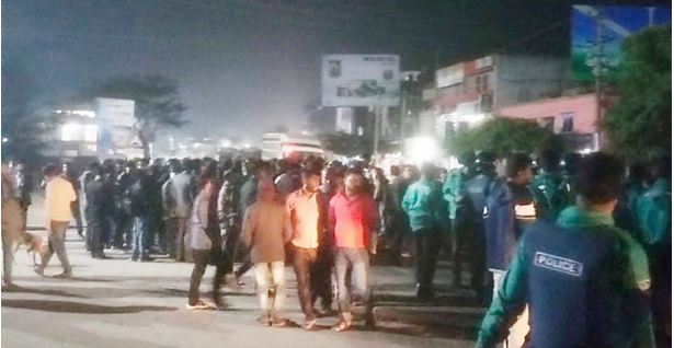স্বামীসহ ছাত্রীকে মারধর ॥ প্রতিবাদে ববি শিক্ষার্থীদের পাল্টা হামলা ॥ মহাসড়ক অবরোধ