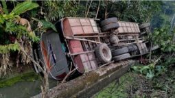 বরগুনায় যাত্রীবাহী বাস উল্টে খাদে / আহত ১৫