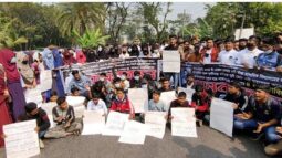 গৌরনদীতে চার দফা দাবিতে শিক্ষার্থীদের মহাসড়ক অবরোধ