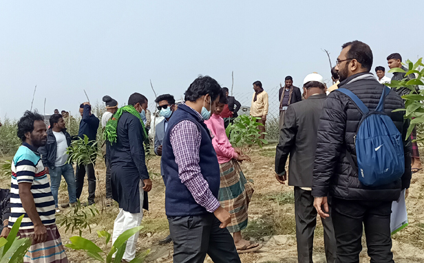 ক্ষতিগ্রস্থ সেই তরমুজ ক্ষেত পরিদর্শন করলেন তদন্ত কমিটি
