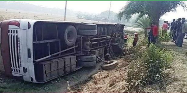 পটুয়াখালীতে পিকনিকের বাস উল্টে খাদে, আহত ৫