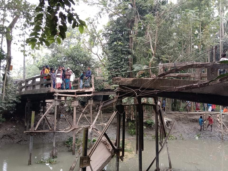 র্দীঘদনি সংস্কার না কারায় ভঙ্গেে গলেো ব্রীজটি