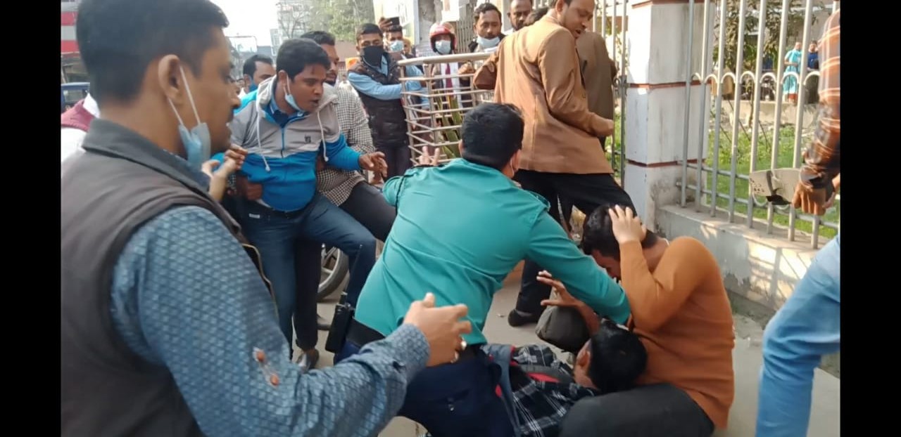 আদালতে ইউপি চেয়ারম্যানের ছবি তুলতে গিয়ে সমর্থকদের হামলায় ২০ জন সাংবাদিক আহত