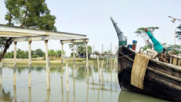 কলাপাড়ায় উচ্চতা কমিয়ে নির্মাণ করা হচ্ছে সেতু / ব্যহত হবে নৌ-চলাচলে
