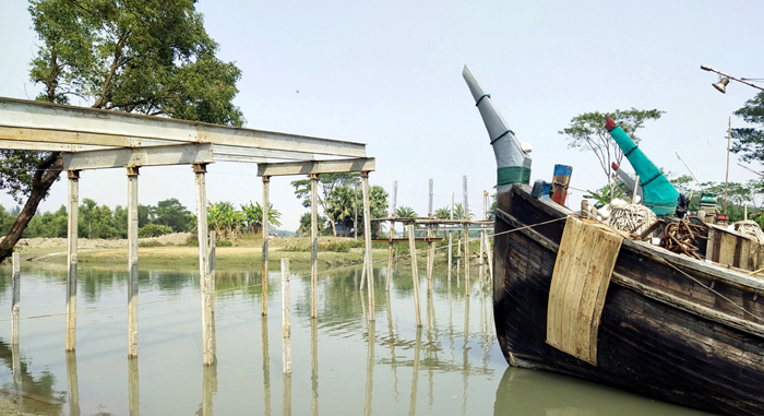 কলাপাড়ায় উচ্চতা কমিয়ে নির্মাণ করা হচ্ছে সেতু / ব্যহত হবে নৌ-চলাচলে
