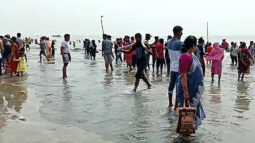 পর্যটকের পদচারনায় মুখর কুয়াকাটার সৈকত