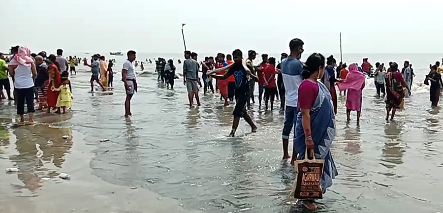 পর্যটকের পদচারনায় মুখর কুয়াকাটার সৈকত